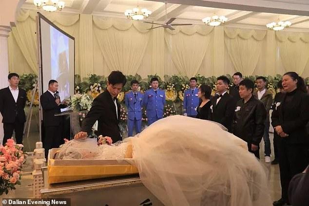Un tânăr s-a căsătorit cu iubita moartă, în cadrul unei ceremonii extravagante: ”E târziu, dar i-am îndeplinit visul de a fi mireasă!”