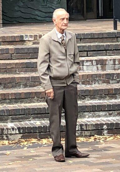 A vrut să se integreze social și s-a ales cu nouă luni de închisoare! Un pensionar de 81 de ani a ajutat doi traficanți de droguri să scape de poliție ca să se integreze în grup