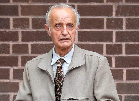 A vrut să se integreze social și s-a ales cu nouă luni de închisoare! Un pensionar de 81 de ani a ajutat doi traficanți de droguri să scape de poliție ca să se integreze în grup