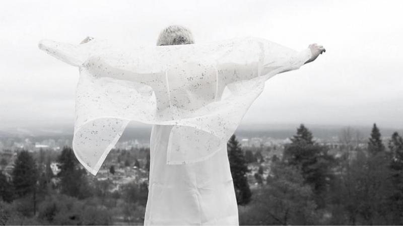 Viitorul modei este acum! Articole vestimentare construite dintr-un materiale care fac fotosinteză și care ar putea să purifice aerul din jur atunci când sunt purtate