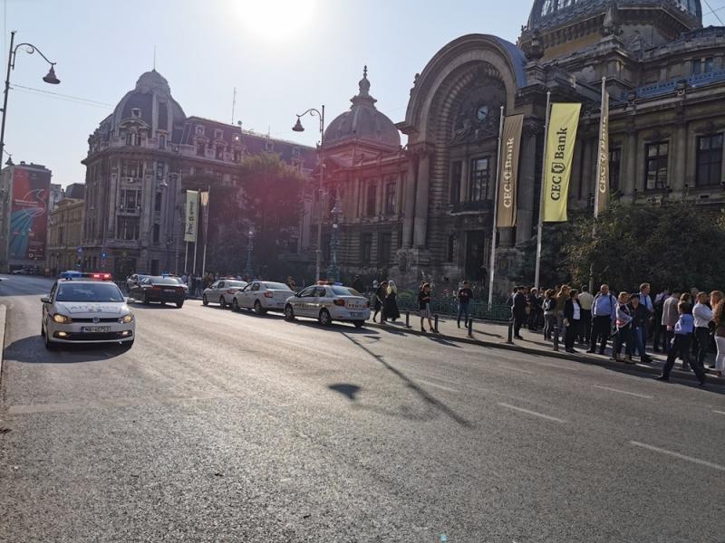 FOTO/ Alertă cu bombă în centrul Capitalei! Zeci de persoane au fost evacute
