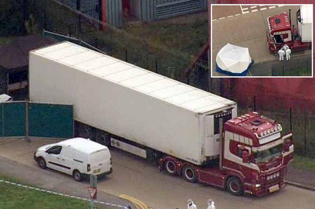 Camionul în care s-au găsit cele 39 de cadavre este unul frigorific. Oamenii, între care un copil, au murit în chinuri