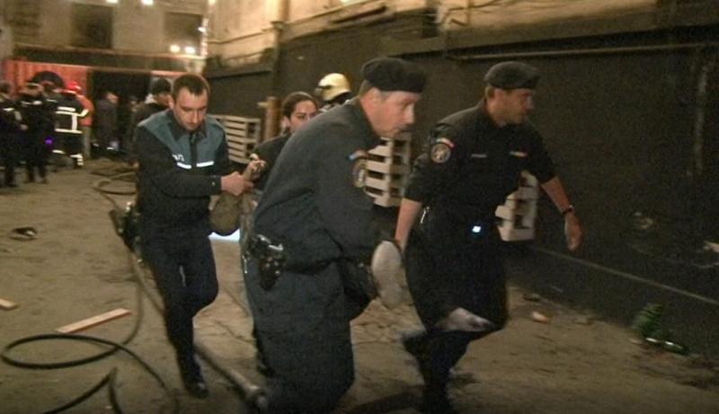 Filmări ascunse de la Colectiv, publicate la patru ani de la tragedie! Victime aflate în agonie, IGNORATE de salvatori! Picioarele răniților se bălăngăneau în gol! „Lasă-i în p**a mea”. Atenție, imagini tulburătoare!