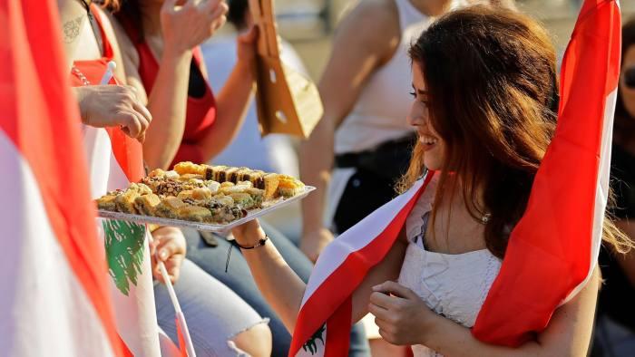 Protestele din Liban, transformate într-o petrecere de stradă cu grătare, narghilele, piscină, mirese și dansuri din buric | FOTO