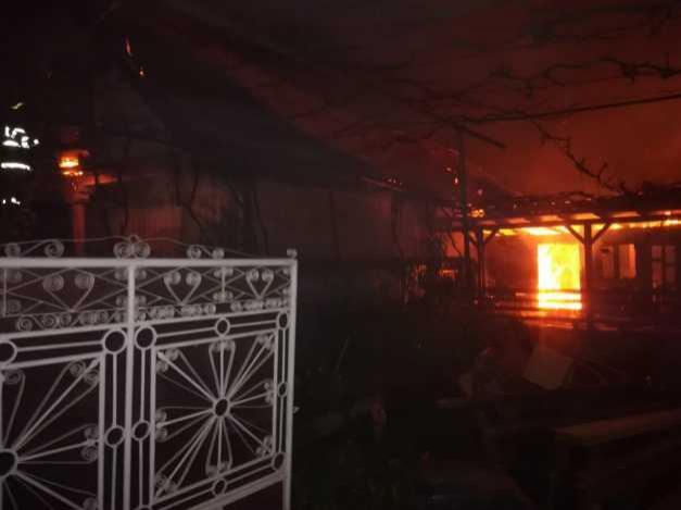 VIDEO/ Au rămas fără acoperiș deasupra capului în urma unui incendiu puternic. Patru familii sunt devastate