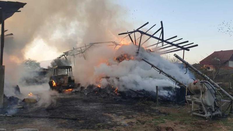 FOTO/ Ard două hale pline cu baloți de paie. Pagubele sunt uriașe