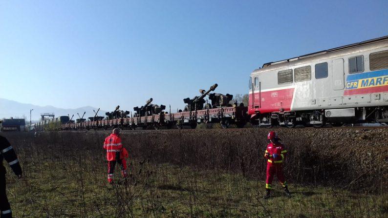 Trafic blocat la Sibiu! Accident grav între un tren încărcat cu tunuri și un camion - FOTO