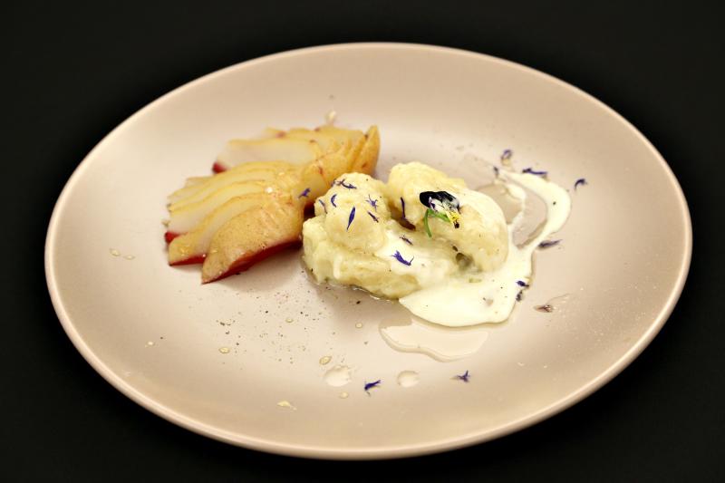 Simona Prisecaru era învățătoare. Și-a abandonat meseria, în căutarea unui trai mai bun. Viața a avut alte planuri pentru ea: ”Aici eram respectată. Acolo, am ajuns să mătur într-o parcare”