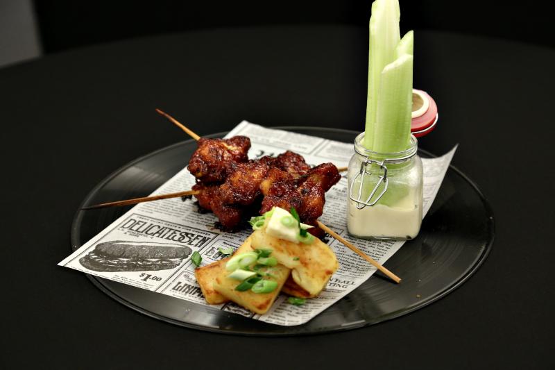 Lacrimi și multe regrete! Adriana a luptat șase ani pentru a deveni mamă. Acum, goana după un trai mai bun o ține departe de copilul pe care și l-a dorit atât de mult