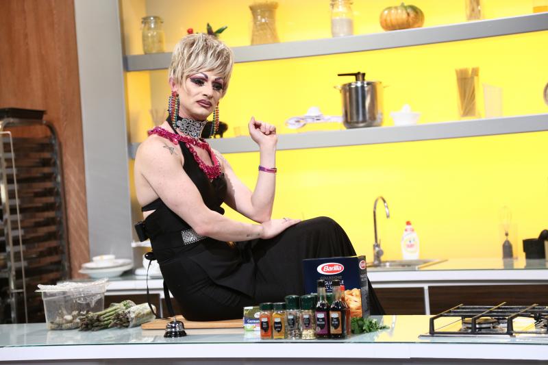 Sclipici, peruci uriașe și muuultă atitudine! Yannis, Nikita și Simona, trei drag queens, au făcut mare show în bucătăria ”Chefi la cuțite”: ”Suntem artă pe două picioare”