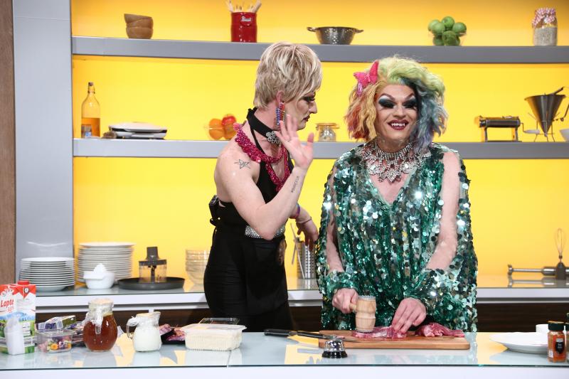 Sclipici, peruci uriașe și muuultă atitudine! Yannis, Nikita și Simona, trei drag queens, au făcut mare show în bucătăria ”Chefi la cuțite”: ”Suntem artă pe două picioare”