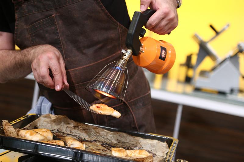 Liviu Chiorpec, un corporatist reinventat, care nu a lucrat nicio oră în bucătărie, a primit Cuțitul de Aur de la chef Cătălin Scărlătescu: ”Fii atent, crețul ăsta s-a prins!”