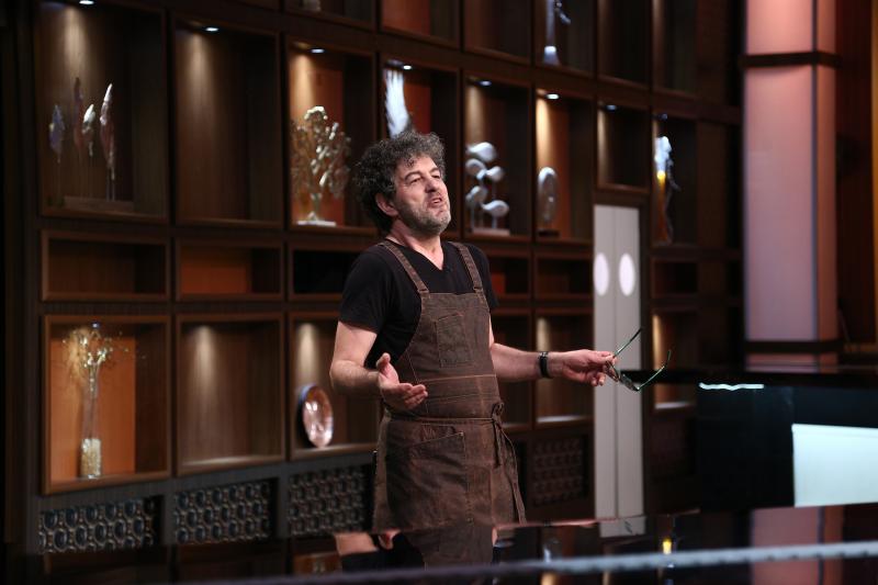 Liviu Chiorpec, un corporatist reinventat, care nu a lucrat nicio oră în bucătărie, a primit Cuțitul de Aur de la chef Cătălin Scărlătescu: ”Fii atent, crețul ăsta s-a prins!”