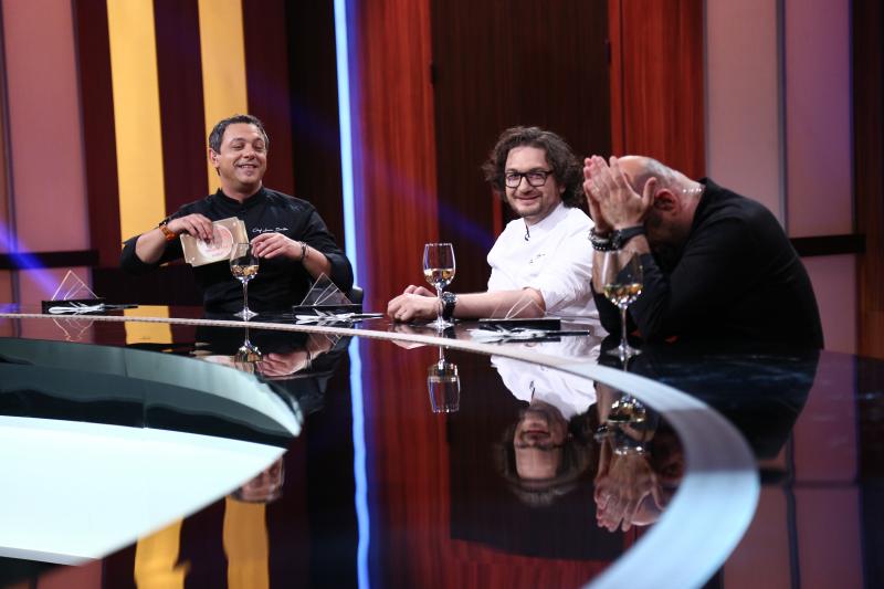 Un Cuțit de Aur, ultima amuletă, drag queens, un rege dac, fanul lui Ceaușescu și multe preparate spectaculoase! A 16-e ediție a sezonului șapte ”Chefi la cuțite” a fost la înălțime