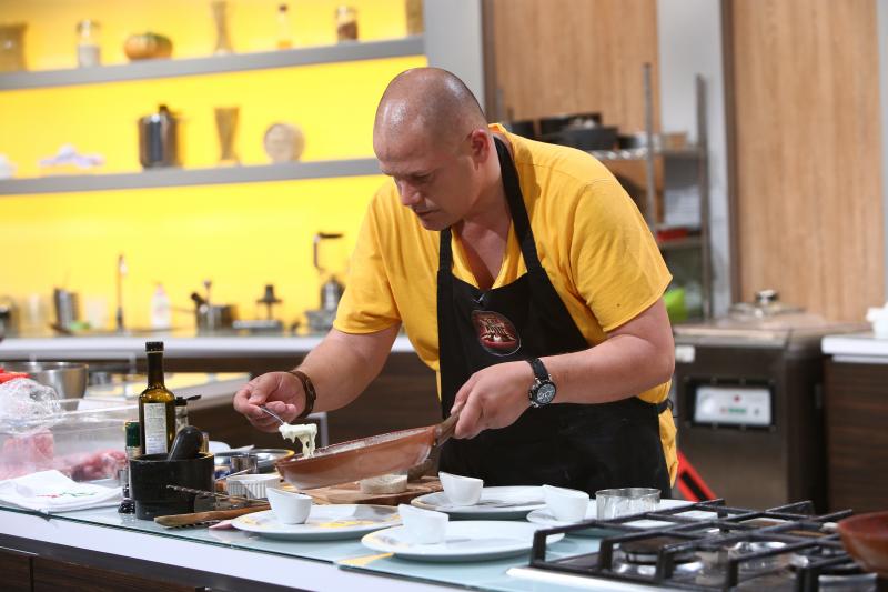 Un Cuțit de Aur, ultima amuletă, drag queens, un rege dac, fanul lui Ceaușescu și multe preparate spectaculoase! A 16-e ediție a sezonului șapte ”Chefi la cuțite” a fost la înălțime