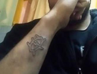 Un tânăr a folosit o răzătoare pentru a-și scoate tatuajul de pe mână! Rezultatul a fost de nedescris!