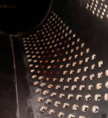 Un tânăr a folosit o răzătoare pentru a-și scoate tatuajul de pe mână! Rezultatul a fost de nedescris!