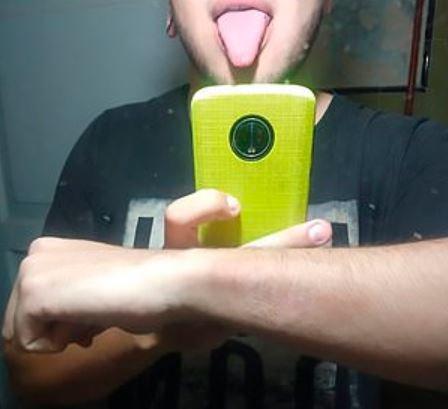 Un tânăr a folosit o răzătoare pentru a-și scoate tatuajul de pe mână! Rezultatul a fost de nedescris!