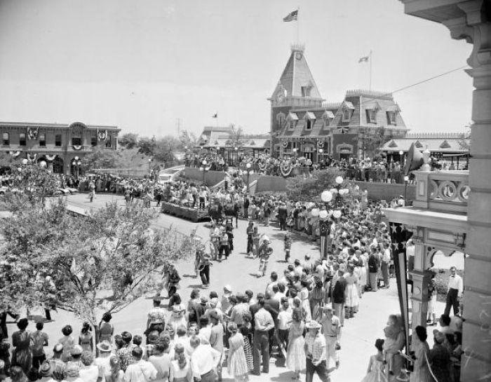 A fost primul „muritor de rând” care a intrat la Disneyland, în 1955. Abonamentul pe viață primit de Dave este folosit în fiecare vară, de 64 de ani!