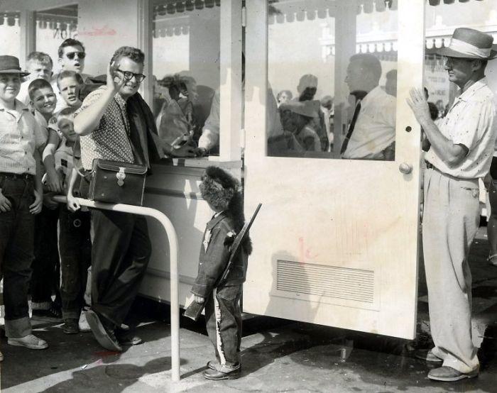 A fost primul „muritor de rând” care a intrat la Disneyland, în 1955. Abonamentul pe viață primit de Dave este folosit în fiecare vară, de 64 de ani!