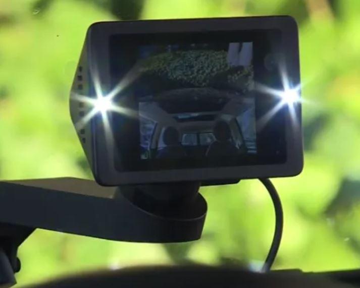 Un bărbat a primit șocul vieții lui atunci când a fost orbit de blițul camerei de bord a mașinii pe care voia sa o jefuiască - VIDEO