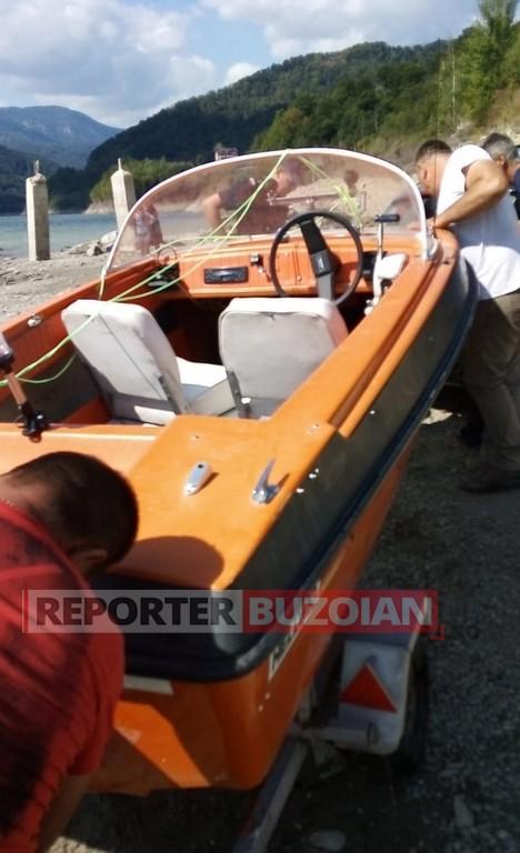 Trupul lui Auraș zace de trei saptamani pe fundul lacului Siriu. Mama tânărului nu-și poate reveni din șoc