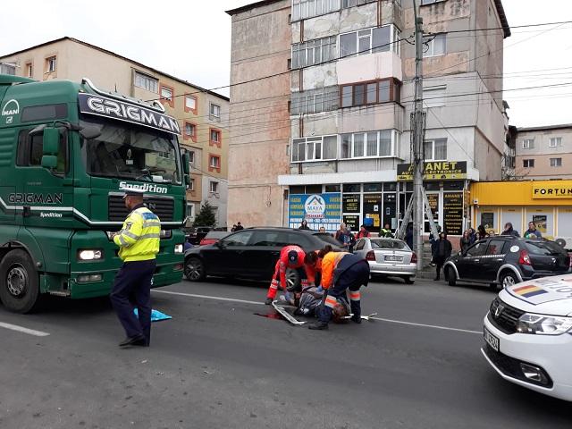 VIDEO/ Accident mortal în Bacău! O femeie a fost strivită de un camion chiar în mijlocul orașului