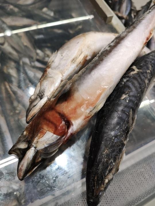 Controale ANPC: La un MARE supermarket au fost găsite alimente ținute în condiții mizerabile și unelte de bucătărie neigienizate