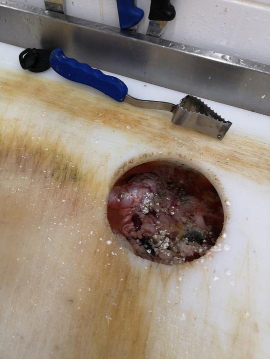 Controale ANPC: La un MARE supermarket au fost găsite alimente ținute în condiții mizerabile și unelte de bucătărie neigienizate