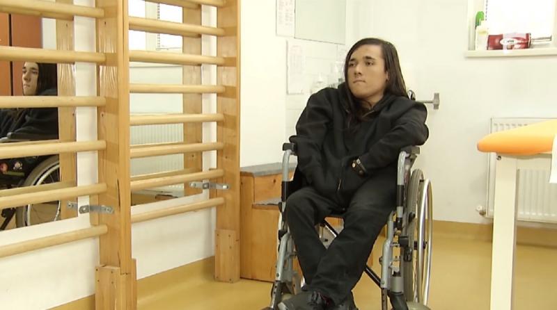 Un munte de voință numit Mihai Popescu! Tânărul în scaun cu rotile salvat la Colectiv se pregătește de Bac, deși nu-și poate folosi mâinile! Ce planuri are