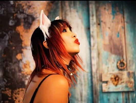 Kat se consideră femeia pisică. Această poartă coadă, urechi și se lasă plimbată cu lesa. „Trăiesc ca o pisică, sunt ceea ce sunt.”