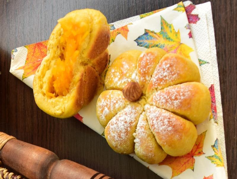 Rețete de Halloween. Dovleci din aluat cu dovleac plăcintar caramelizat. Un desert perfect pentru așa sărbătoare!