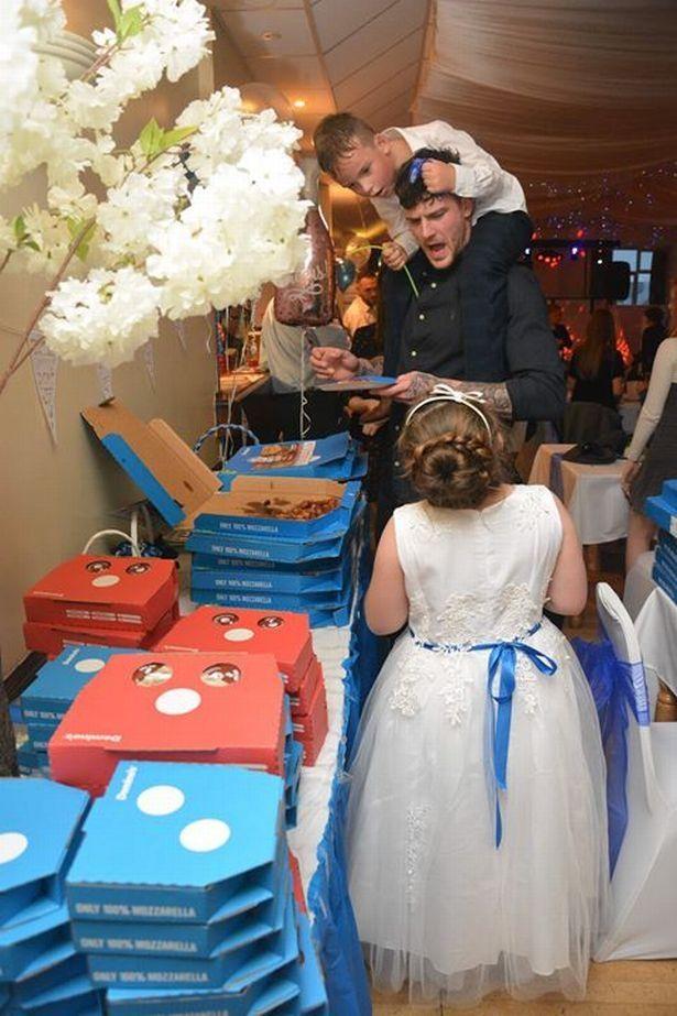 I-au șocat pe toți în ziua nunți lor! Ce surpriză au pregătit mirii pentru bufetul de la nuntă - FOTO