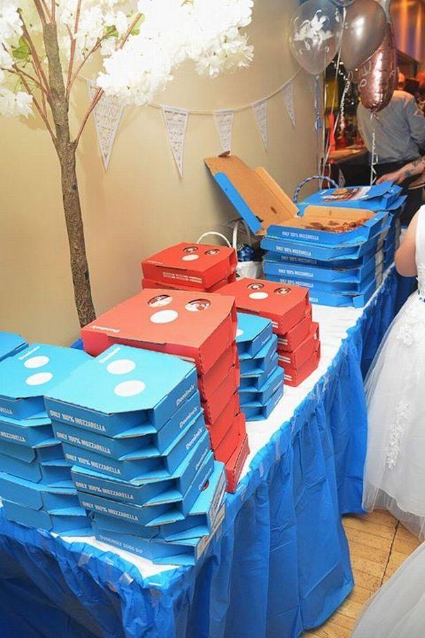 I-au șocat pe toți în ziua nunți lor! Ce surpriză au pregătit mirii pentru bufetul de la nuntă - FOTO