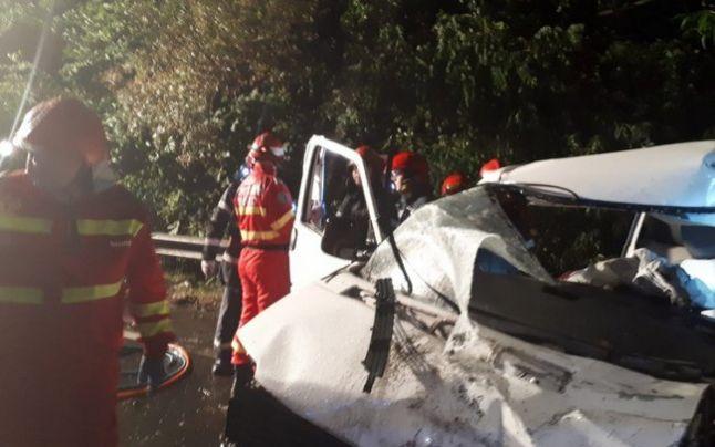 Accident înfiorător, vineri dimineață! Un microbuz a fost făcut zob de un TIR! Doi oameni au murit pe loc! Greșeala imensă a unuia dintre șoferi. Atenție, imagini greu de privit! Video