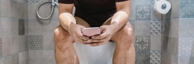 Ce se întâmplă dacă stai pe telefon când folosești toaleta! Greșeala ce te trimite urgent la medic