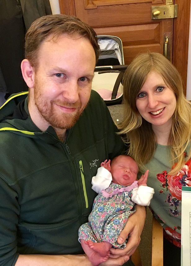 A primit șanse de 1% de a rămâne însărcinată însă a uimit știința! O femeie a reușit să dea naștere unui copil având doua vagine, două coluri uterine și două utere! Doctorii au rămas șocați