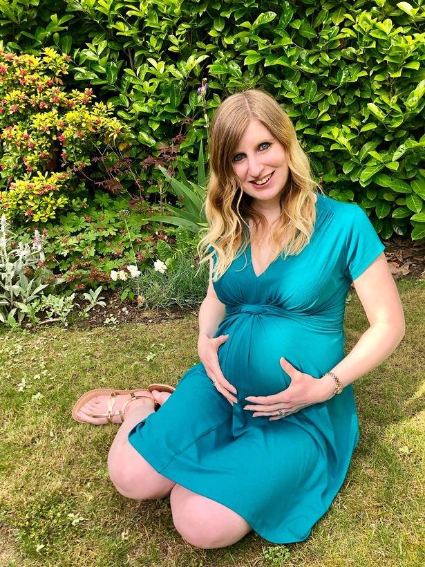 A primit șanse de 1% de a rămâne însărcinată însă a uimit știința! O femeie a reușit să dea naștere unui copil având doua vagine, două coluri uterine și două utere! Doctorii au rămas șocați