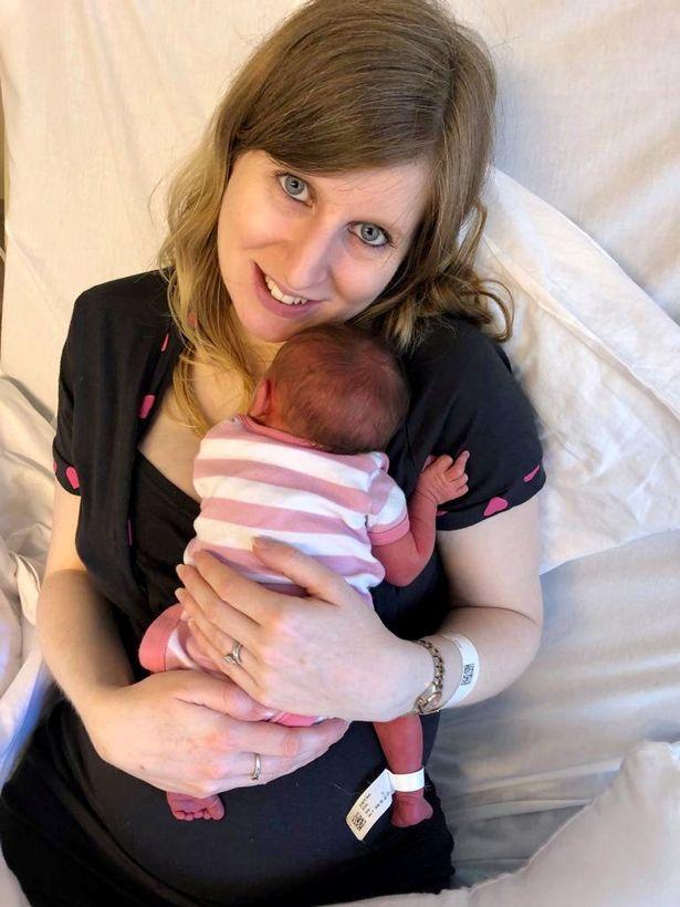 A primit șanse de 1% de a rămâne însărcinată însă a uimit știința! O femeie a reușit să dea naștere unui copil având doua vagine, două coluri uterine și două utere! Doctorii au rămas șocați