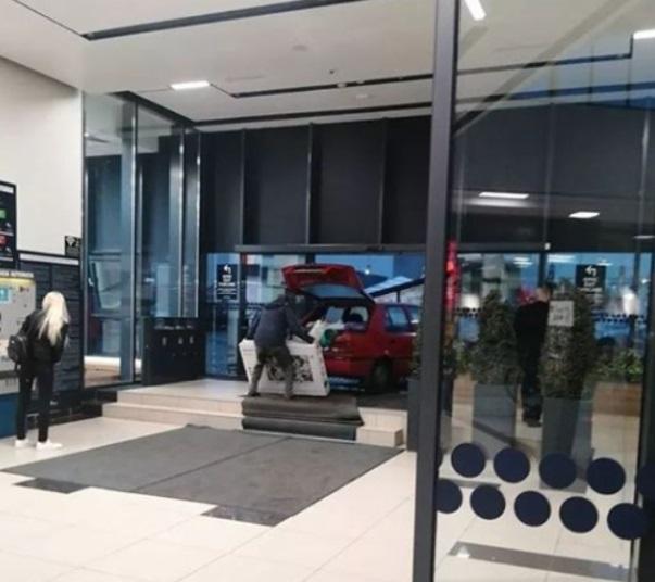 Un bărbat a intrat cu mașina într-un mall din Constanța pentru a-și feri de ploaie televizorul proaspăt cumpărat - FOTO