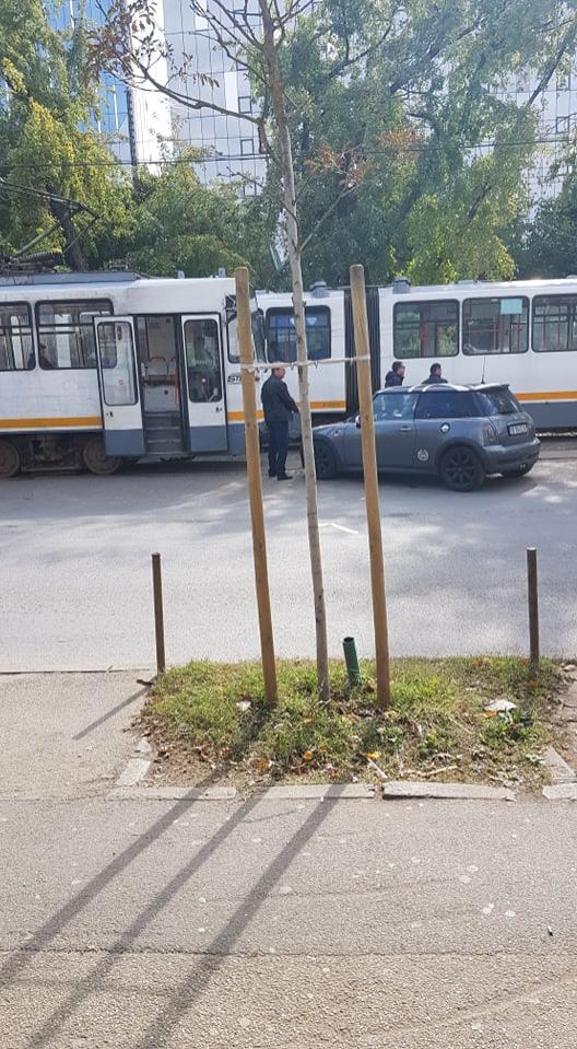 FOTO EXCLUSIV | Un șofer &icirc;ncepător a blocat circulația tramvaiului &icirc;n Pipera! Ce făcea &icirc;n acest timp. C&acirc;nd a venit la mașină, toată lumea a aplaudat
