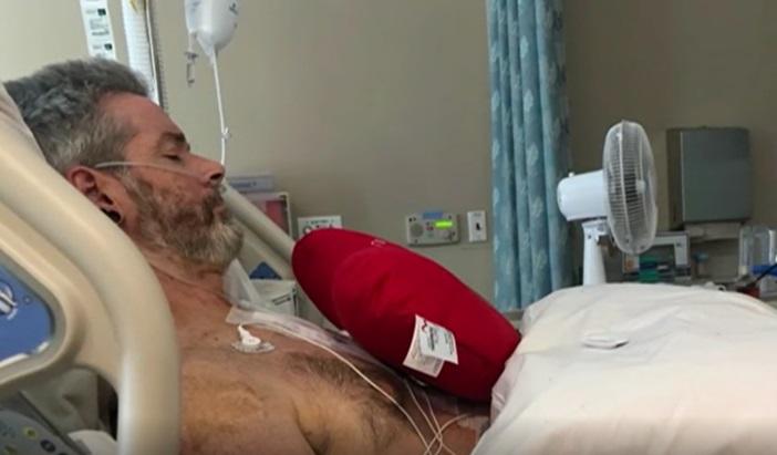 S-a împușcat singur în inimă cu un pistol de cuie, iar acum povestește răzând ceea ce i s-a întămplat!