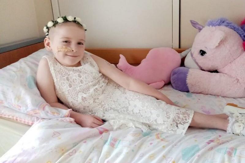 Abia a împlinit opt ani, dar își organizează propria înmormântare. Cancerul ce îi măcina trupul a rămas nediagnosticat timp de patru ani: „Ne spuneau să mergem acasă, că e sănătoasă”