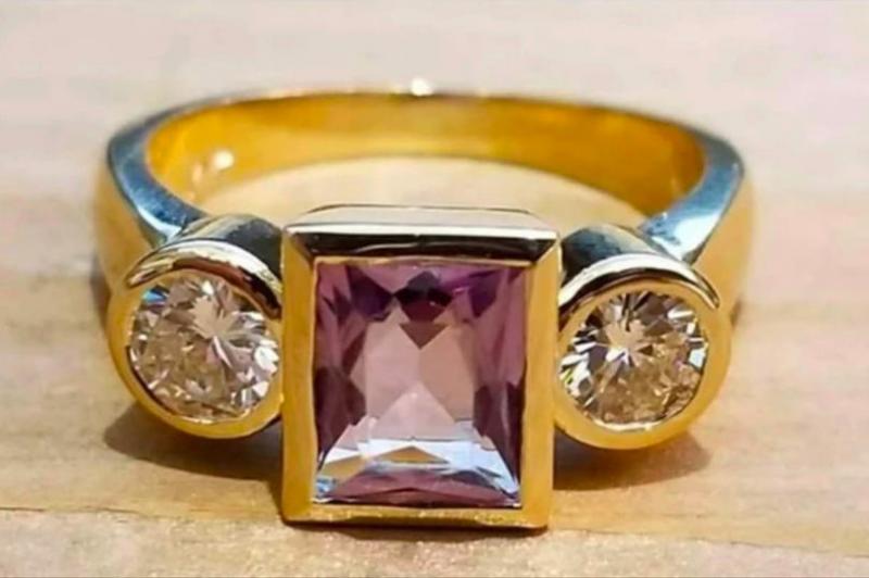 O viitoare mireasă a fost umilită în văzut tuturor, din cauza inelului de logodnă: „Blasfemie! Cum e posibil să porți așa ceva?!”