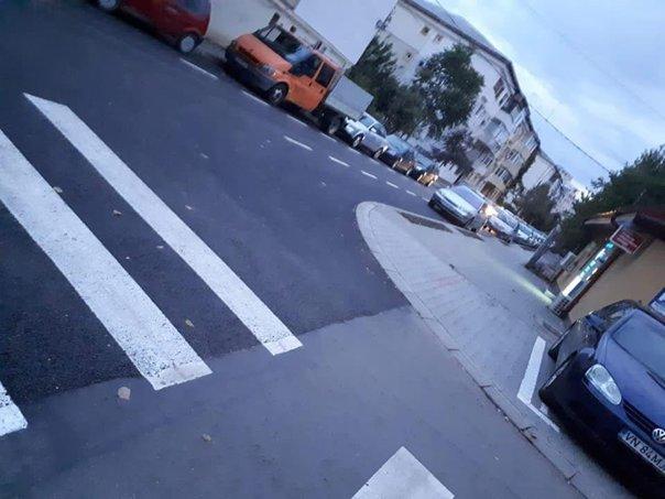 Două treceri de pietoni din Focșani, ținta ironiilor pe Facebook! Niște Dorei au pus în pericol pietonii!  „E zebră cu minijup” – Foto