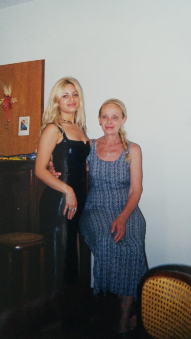 Este acuzată că e făcută din „plastic și silicon”, dar tânăra susține că este singura Barbie în carne și oase complet naturală. Transformarea ei din ultimii ani este uimitoare