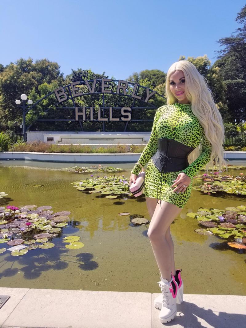 Este acuzată că e făcută din „plastic și silicon”, dar tânăra susține că este singura Barbie în carne și oase complet naturală. Transformarea ei din ultimii ani este uimitoare