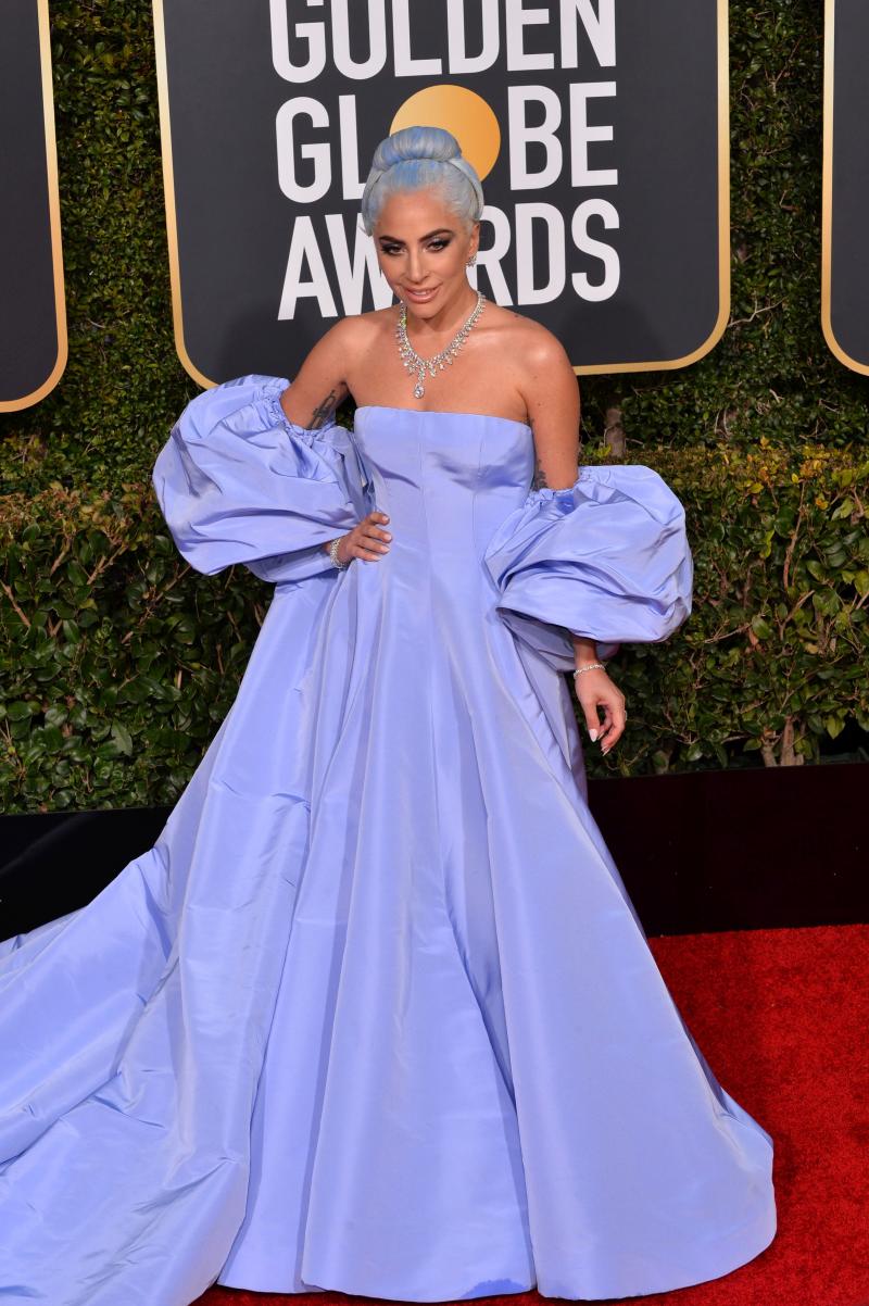 Luați săracilor! A aruncat o rochie de 40.000 de dolari semnată de Valentino după ce a câștigat un trofeu la Globul de Aur