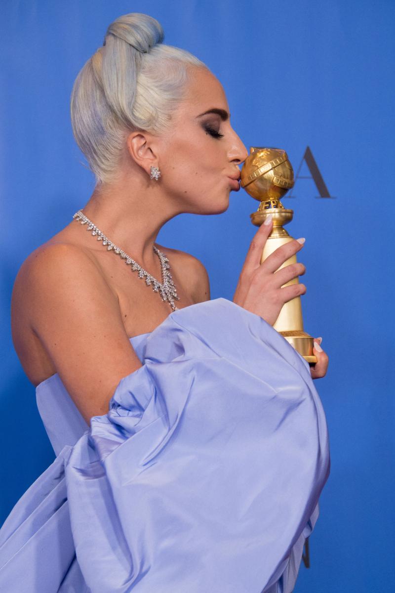 Luați săracilor! A aruncat o rochie de 40.000 de dolari semnată de Valentino după ce a câștigat un trofeu la Globul de Aur