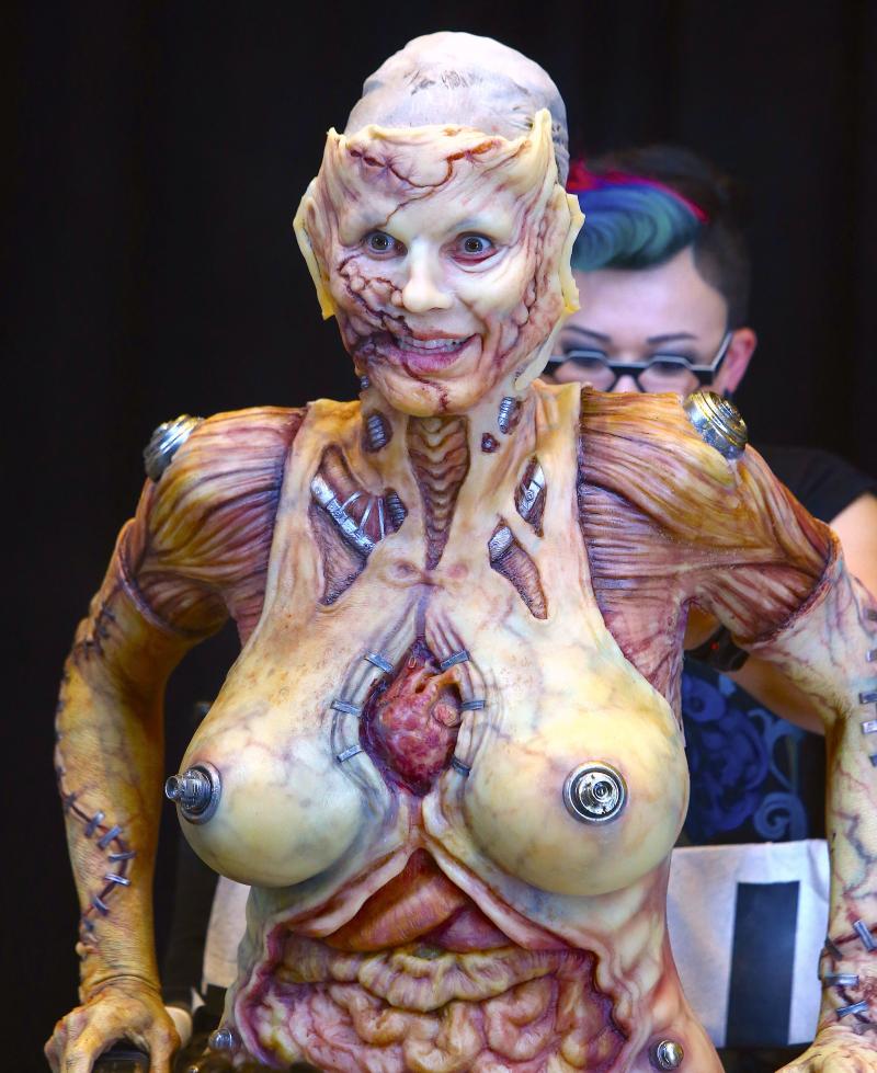 Sub această mască horror se ascunde una dintre cele mai frumoase femei din LUME! Este considerată „regina Halloween-ului“